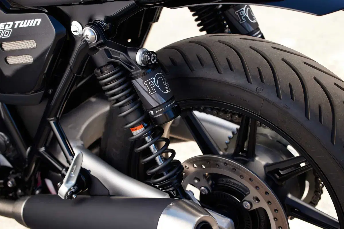 Triumph Speed Twin 900: ecco come cambia per il 2025 (2)