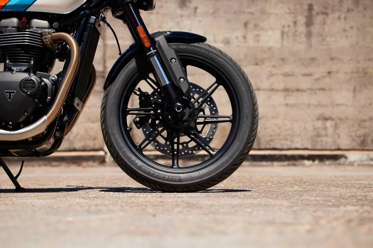 Triumph Speed Twin 900: ecco come cambia per il 2025 (6)