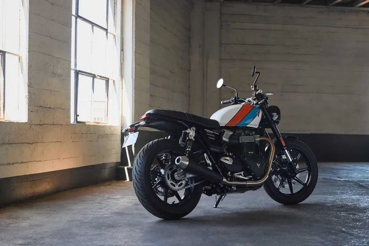 Triumph Speed Twin 900: ecco come cambia per il 2025 (3)