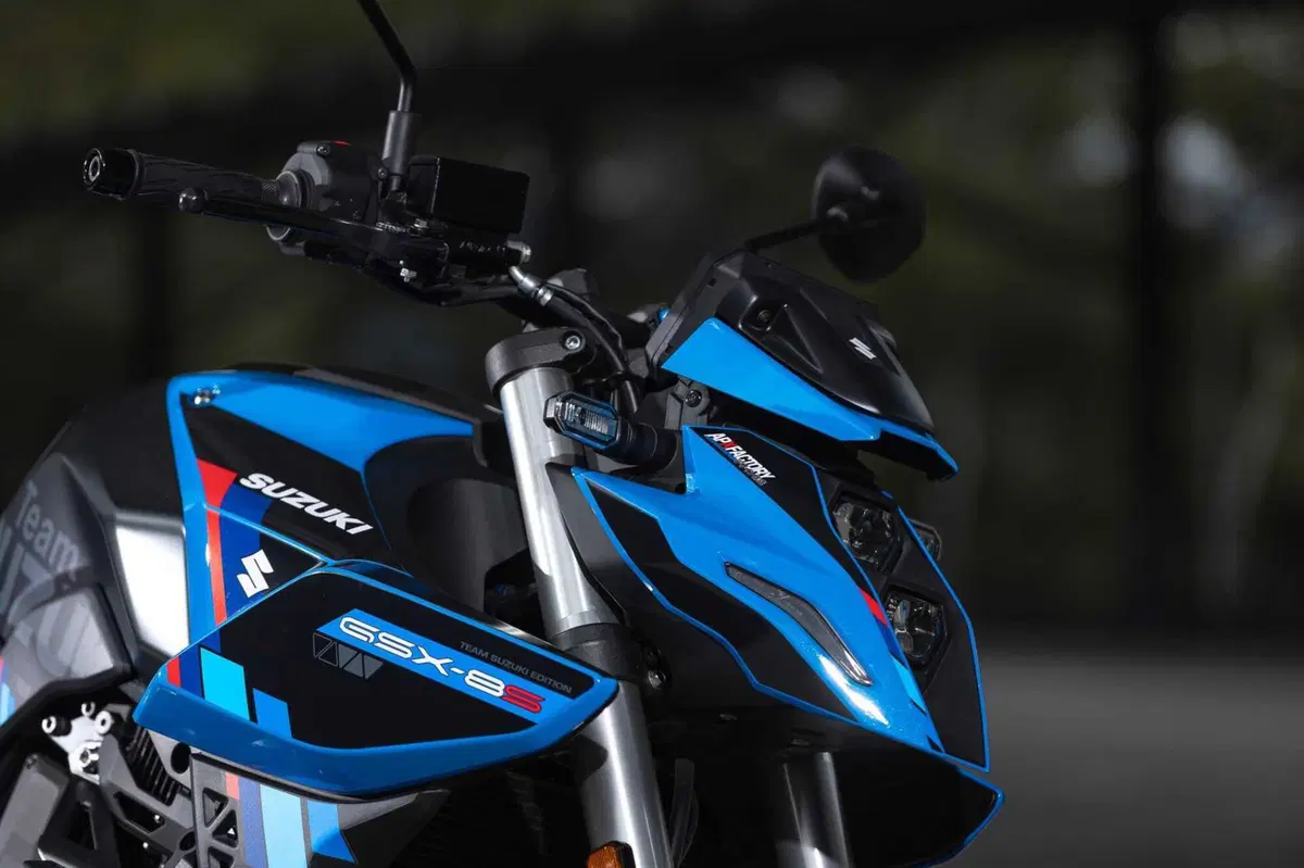 Suzuki GSX-8S Team Suzuki Edition, sportiva e ricca di dotazioni [GALLERY] (4)