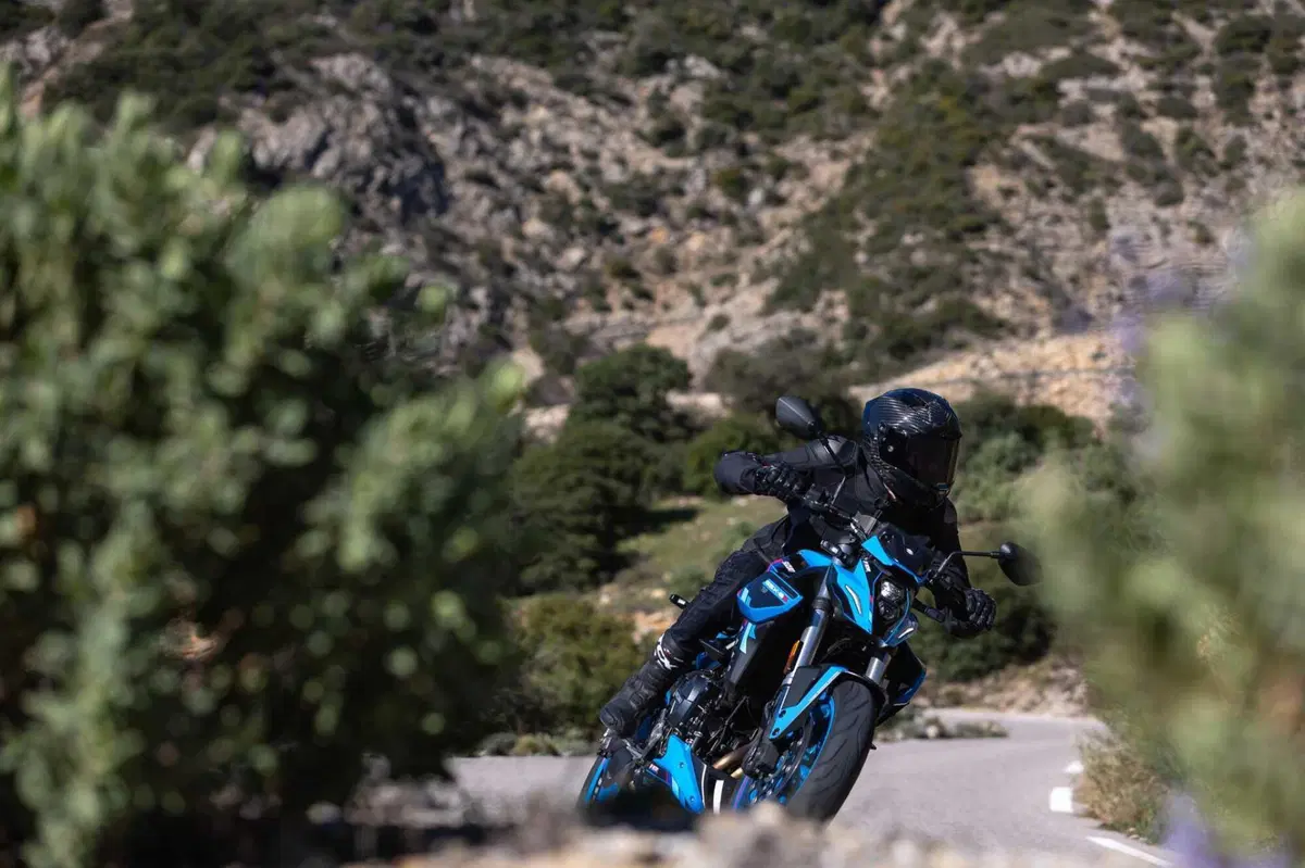 Suzuki GSX-8S Team Suzuki Edition, sportiva e ricca di dotazioni [GALLERY] (7)