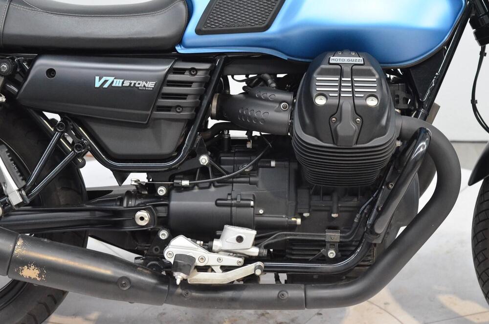 Moto Guzzi V7 III Stone (2017 - 20) (3)