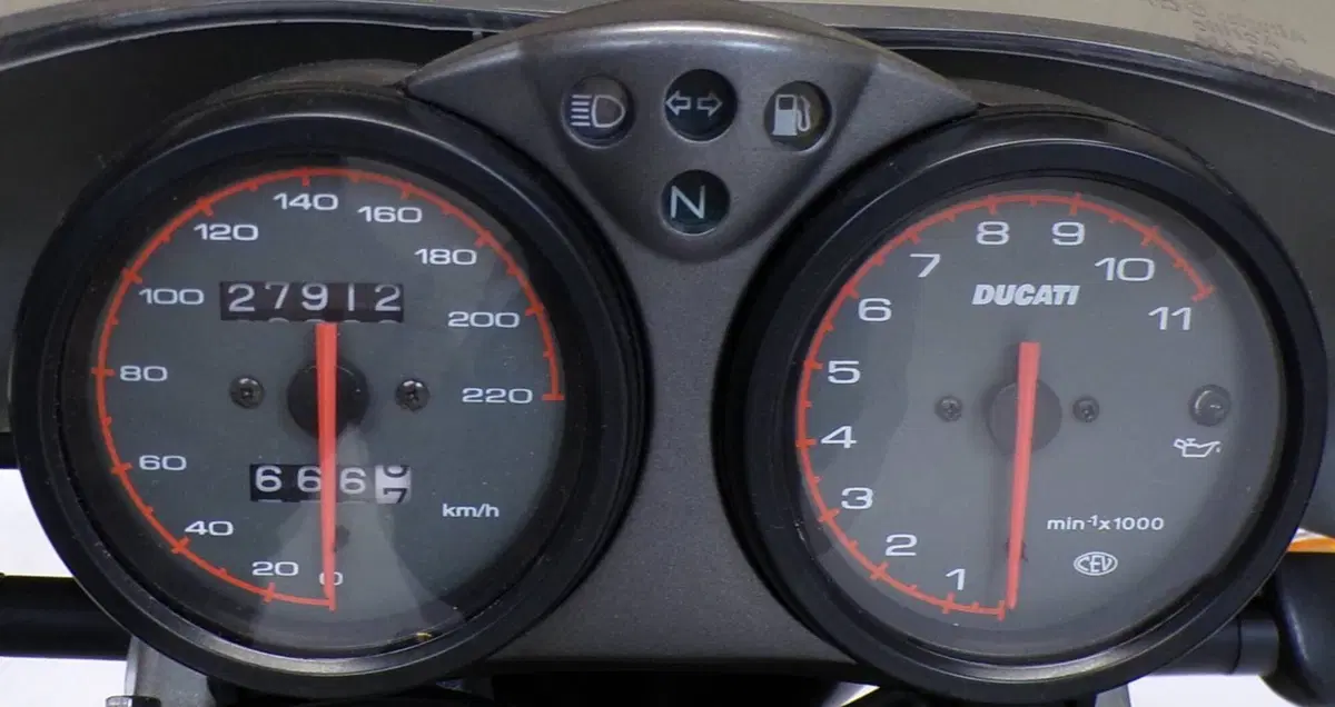 Ducati Monster 750 (1996 - 02) (13)