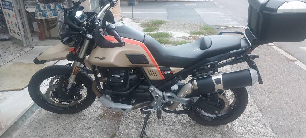 Moto Guzzi V85 TT Travel (2021 - 23) (2)