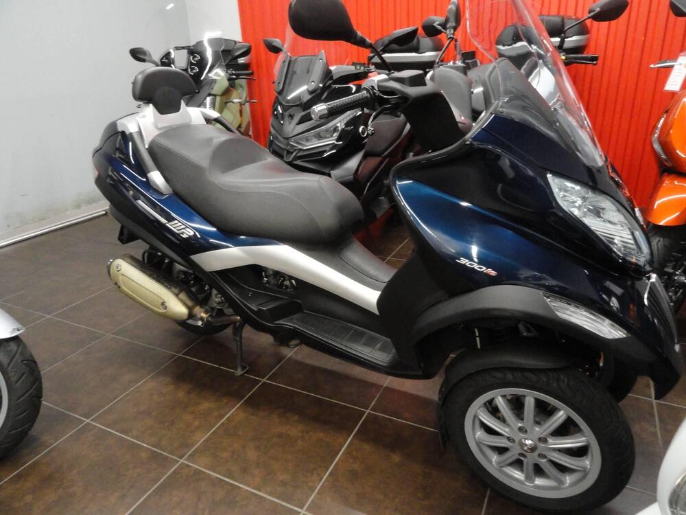 Piaggio MP3 300 (2010 - 11) (2)