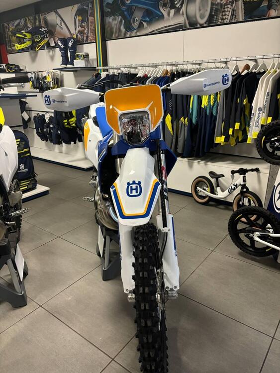 Husqvarna TE 300 Heritage (2025) (2)