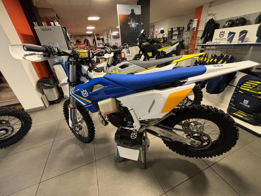 Husqvarna TE 300 Heritage (2025) (3)