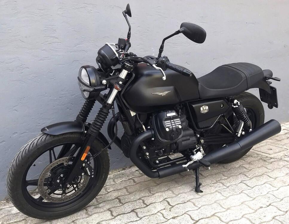 Moto Guzzi V7 Stone (2021 - 24) (2)