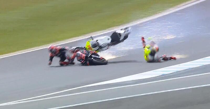 MotoGP 2024. GP d&#039;Australia. Nella Sprint brutto incidente tra Marco Bezzecchi e Maverick Vinales [GALLERY]