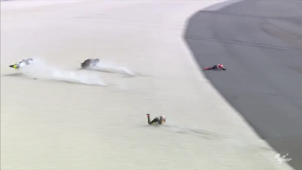 Nella Sprint brutto incidente tra Marco Bezzecchi e Maverick Vinales (10)