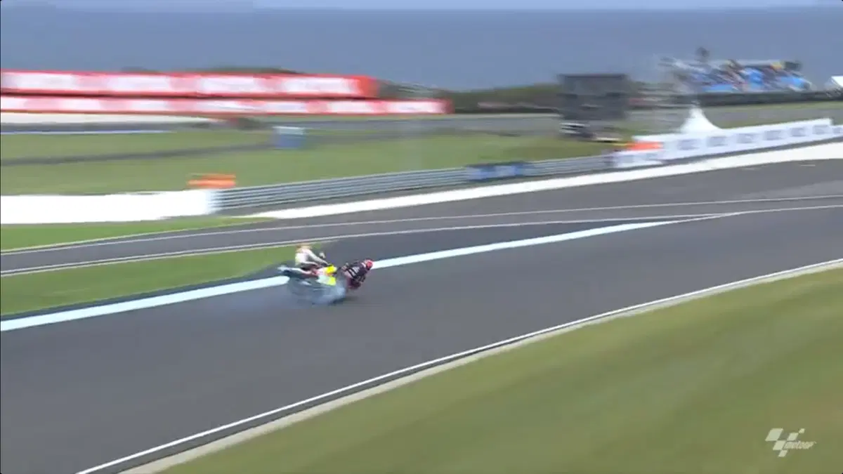 Nella Sprint brutto incidente tra Marco Bezzecchi e Maverick Vinales (5)