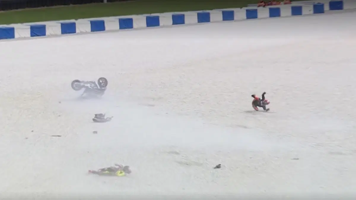 Nella Sprint brutto incidente tra Marco Bezzecchi e Maverick Vinales (11)