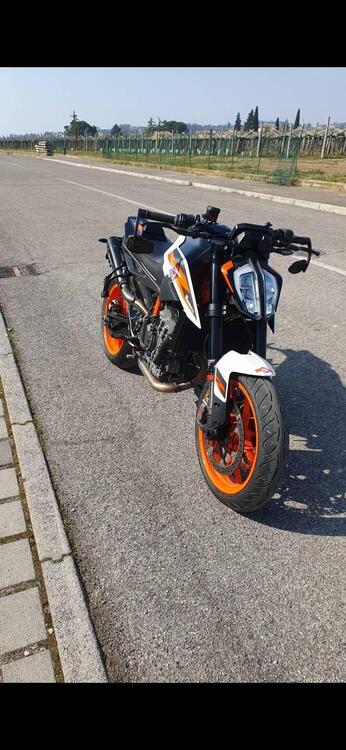 KTM 890 Duke R (2021)