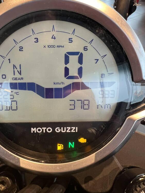 Moto Guzzi V7 Stone (2021 - 24) (4)