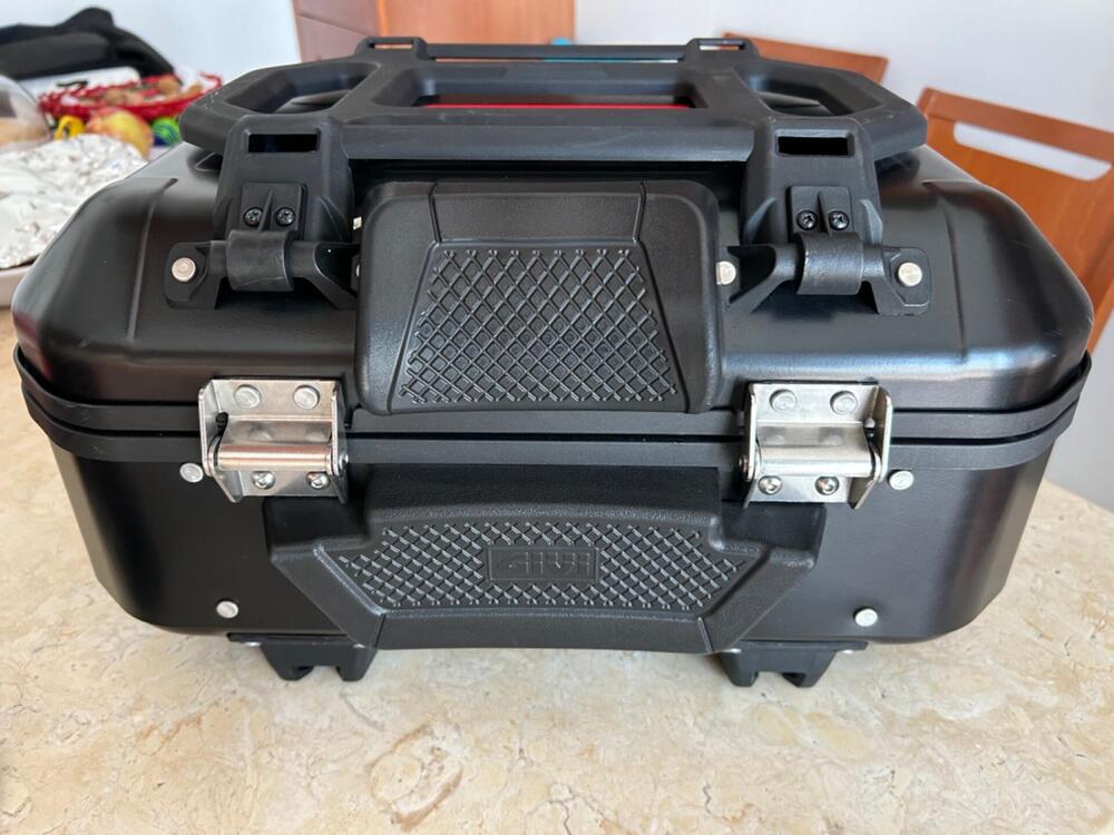 GIVI TREKKER DOLOMITI 33LT Completo ACCESSORI (2)