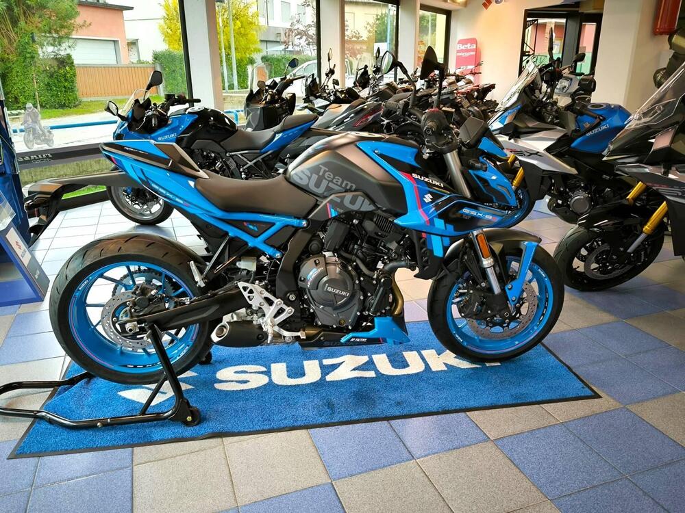 Suzuki GSX-8S Team Suzuki Edition (2024) (4)