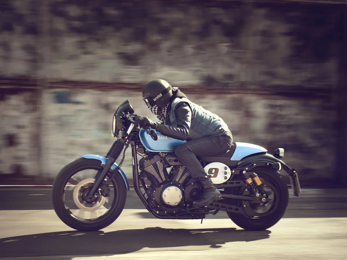 Yamaha XV 950 Racer, il lato Café Racer (3)