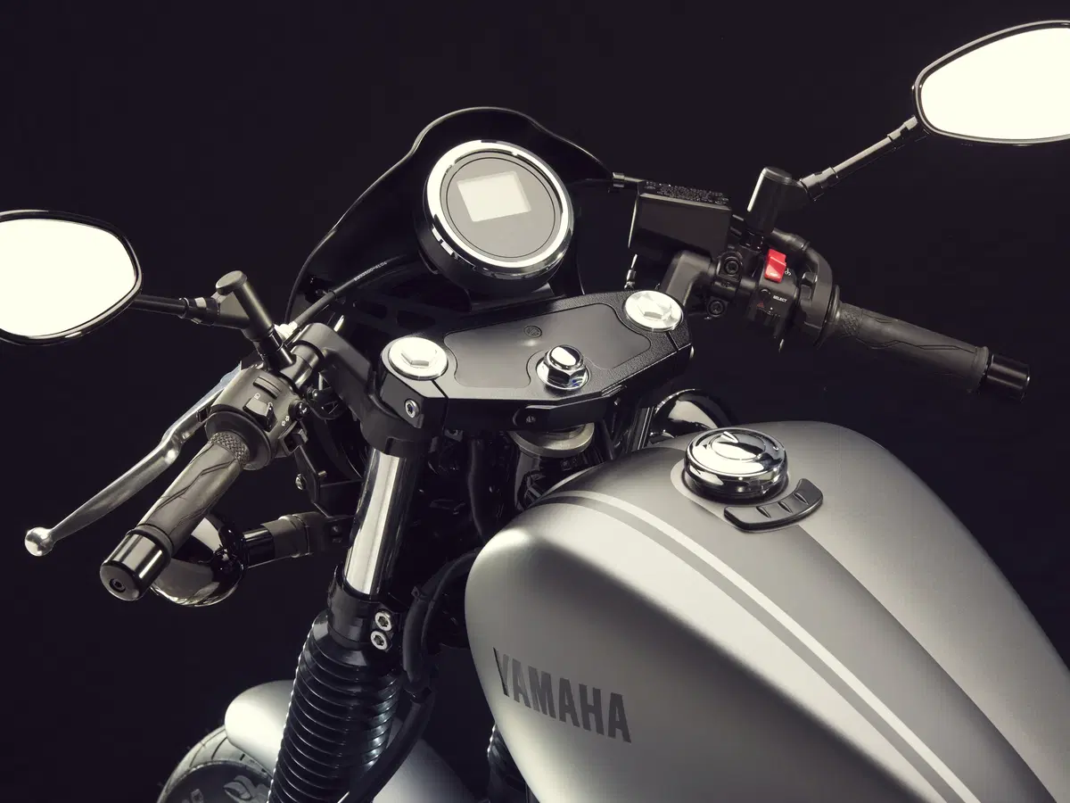 Yamaha XV 950 Racer, il lato Café Racer (11)