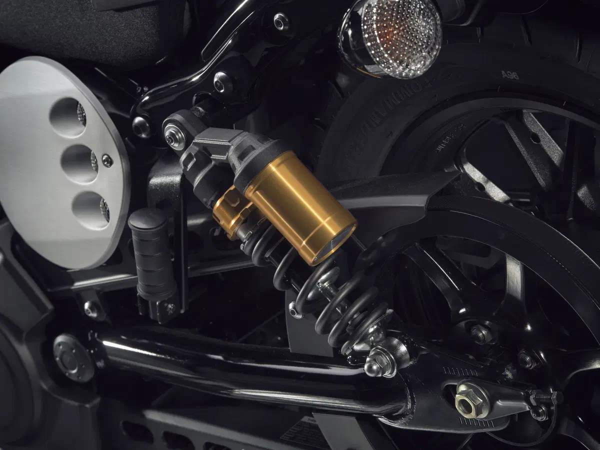 Yamaha XV 950 Racer, il lato Café Racer (13)