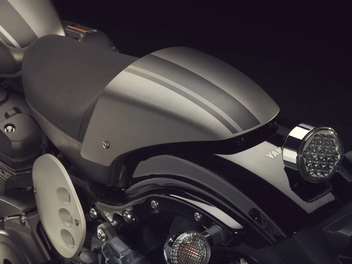 Yamaha XV 950 Racer, il lato Café Racer (14)