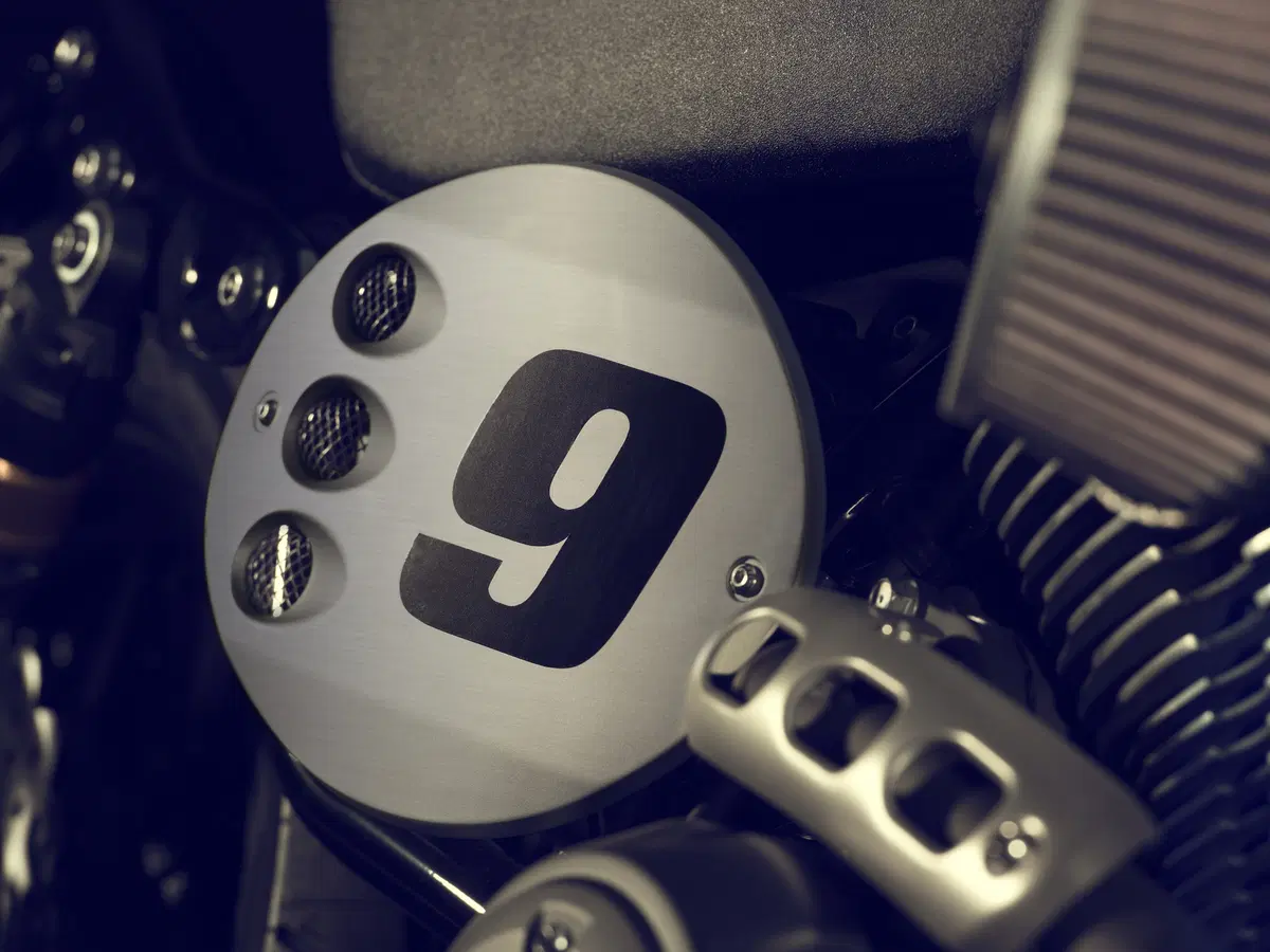 Yamaha XV 950 Racer, il lato Café Racer (15)