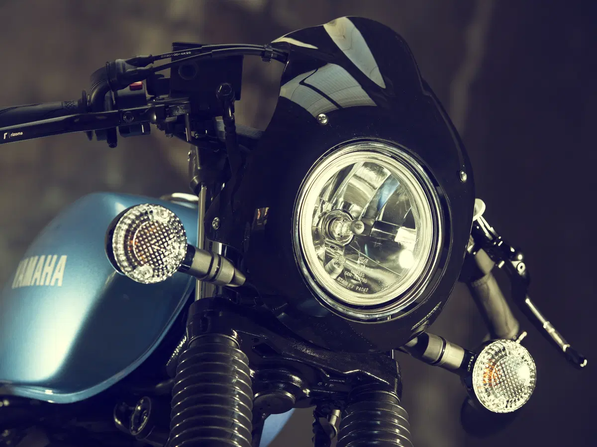 Yamaha XV 950 Racer, il lato Café Racer (16)