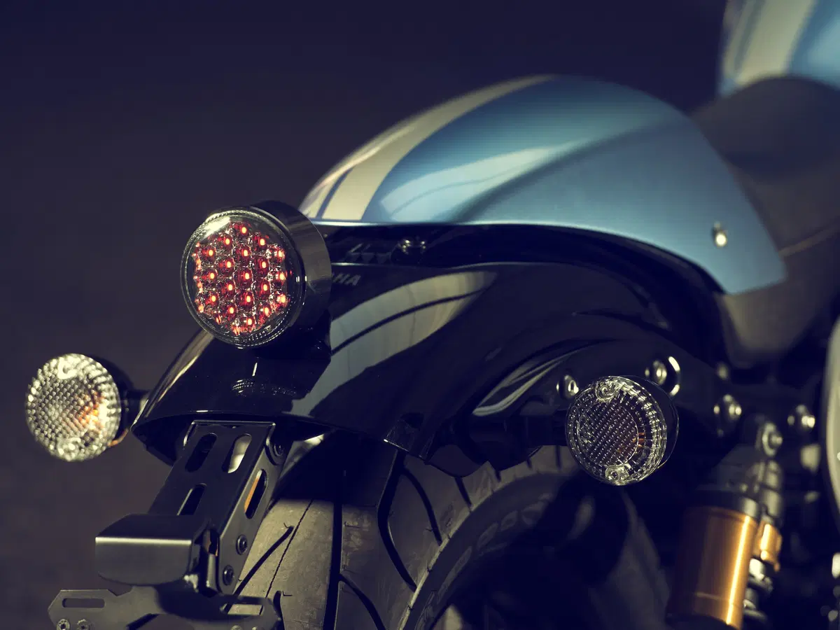 Yamaha XV 950 Racer, il lato Café Racer (17)
