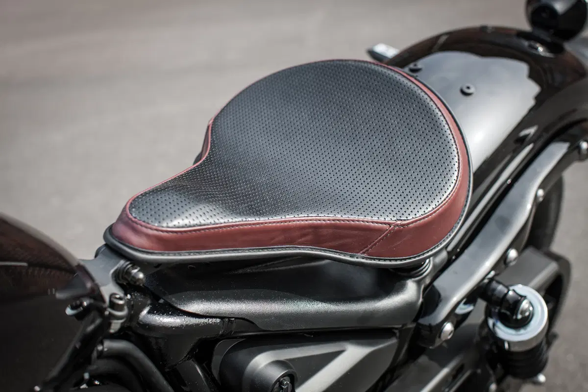 Yamaha XV 950 Racer, il lato Café Racer (24)