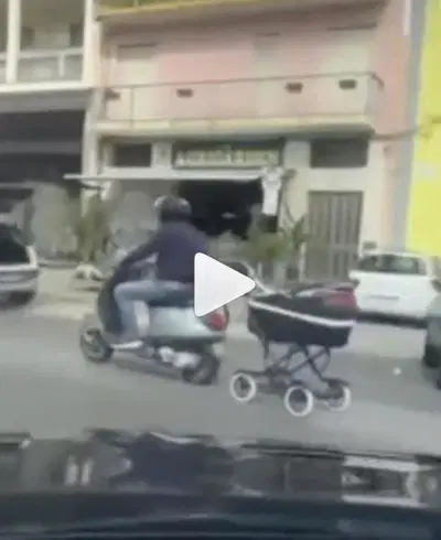 Trasporti eccezionali: carrozzina trainata da scooter [VIDEO]