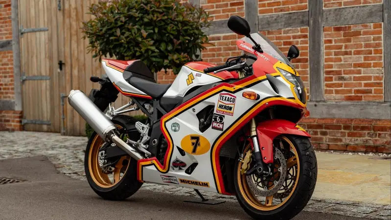 Perch&eacute; comprare la rarissima Suzuki GSX-R750 Barry Sheene all'asta il 30 ottobre?