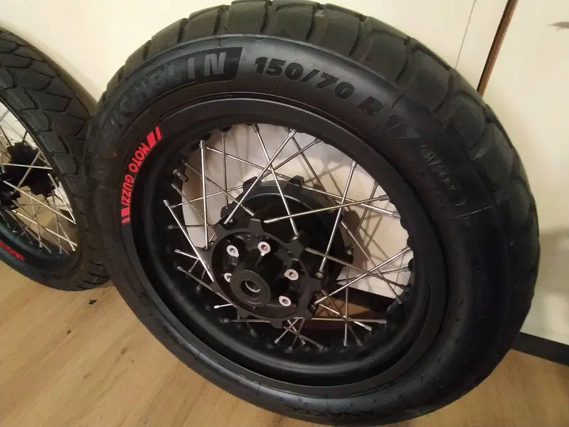 vendo cerchi e pneumatici (no tubeless) per Guzzi Moto Guzzi (4)