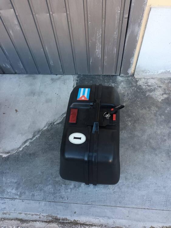 vendo bauletti per moto con piastra di attacco a Givi (2)