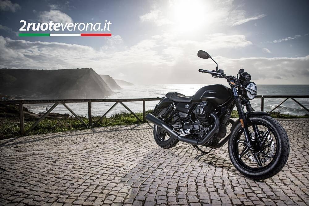 Moto Guzzi V7 Stone (2021 - 24)