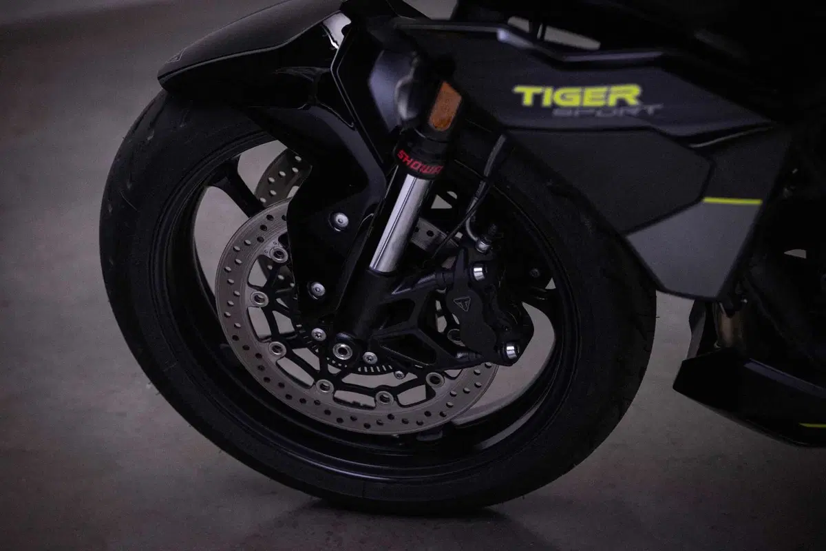 Nuova Triumph Tiger 800: nuovo motore, dotazione top. Ecco quanto costa e quando sarà in vendita (3)