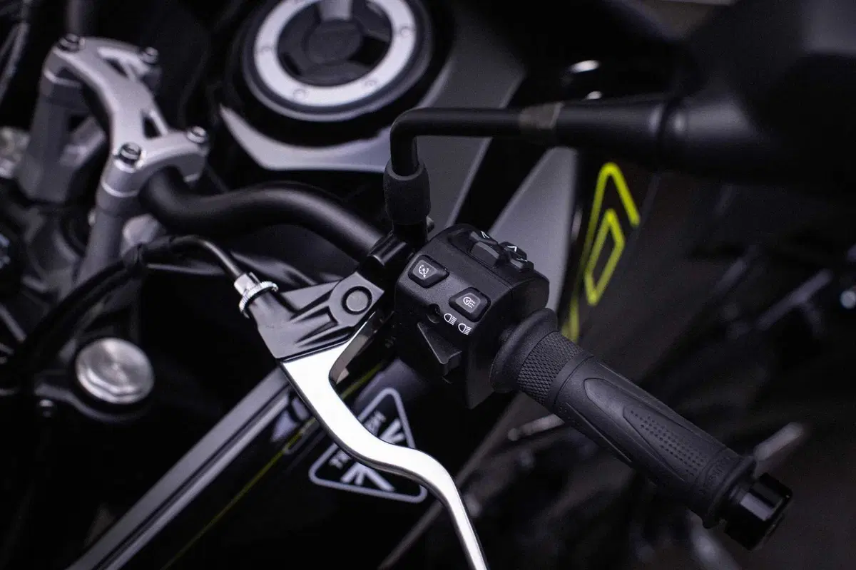 Nuova Triumph Tiger 800: nuovo motore, dotazione top. Ecco quanto costa e quando sarà in vendita (5)