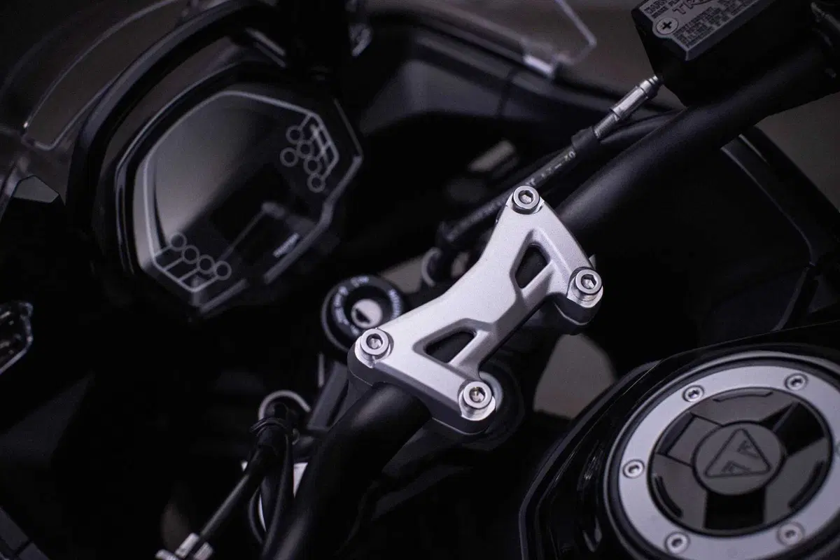 Nuova Triumph Tiger 800: nuovo motore, dotazione top. Ecco quanto costa e quando sarà in vendita (6)