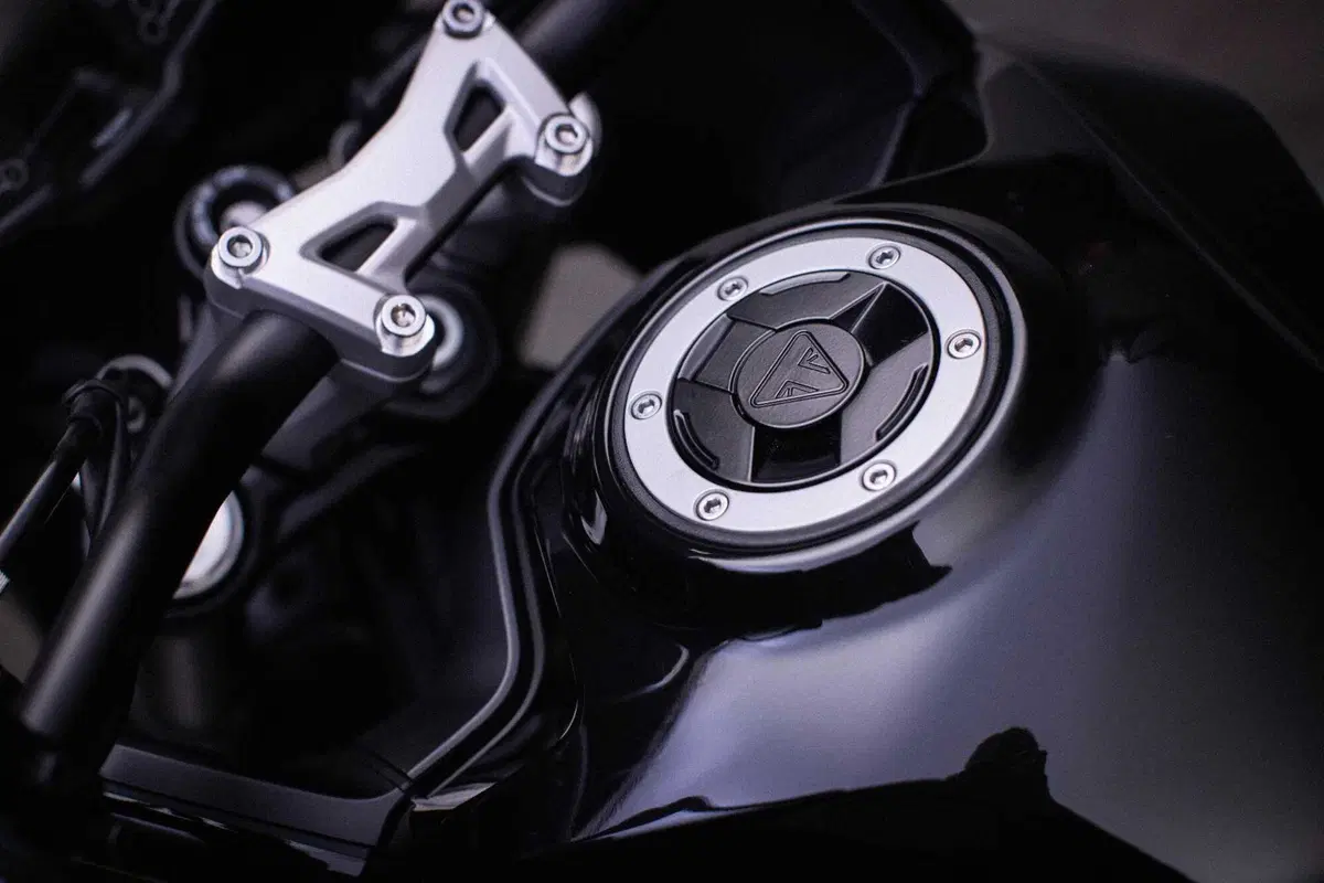 Nuova Triumph Tiger 800: nuovo motore, dotazione top. Ecco quanto costa e quando sarà in vendita (7)