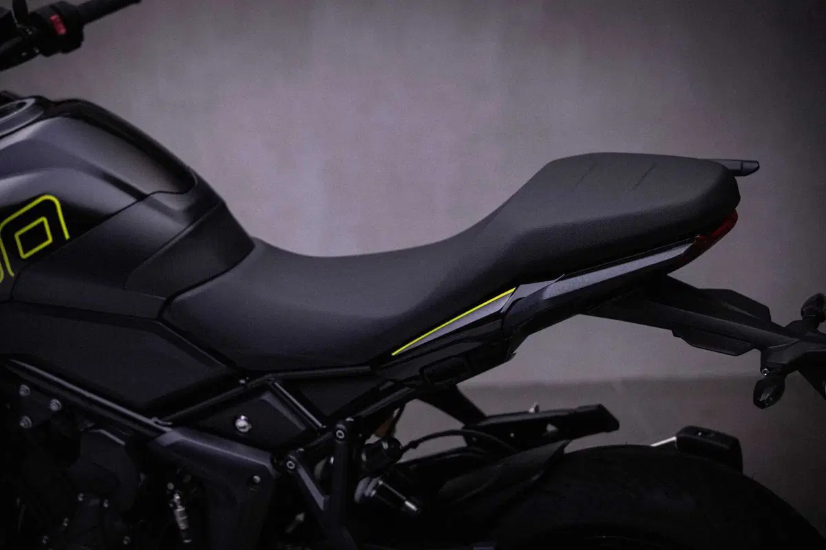 Nuova Triumph Tiger 800: nuovo motore, dotazione top. Ecco quanto costa e quando sarà in vendita (8)