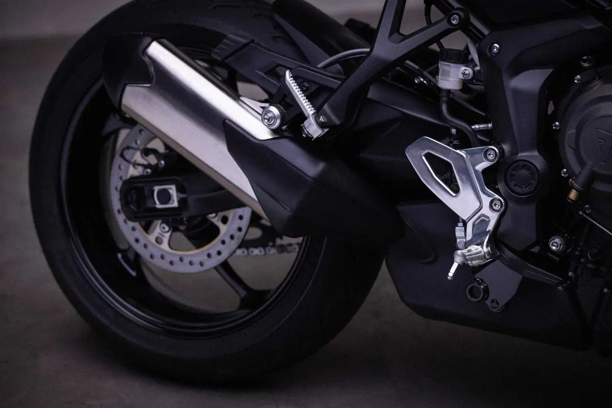 Nuova Triumph Tiger 800: nuovo motore, dotazione top. Ecco quanto costa e quando sarà in vendita (11)
