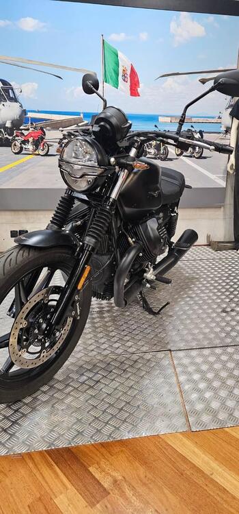 Moto Guzzi V7 Stone (2021 - 24) (3)