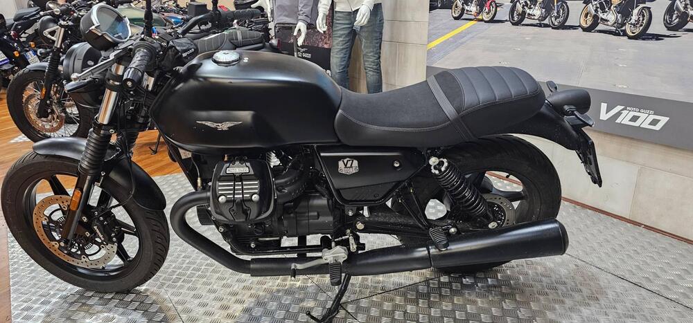 Moto Guzzi V7 Stone (2021 - 24) (4)