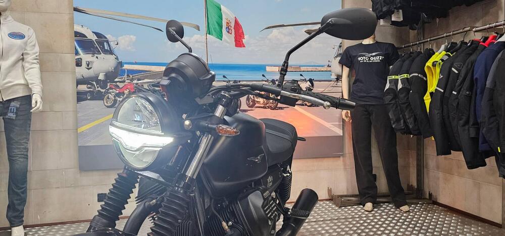 Moto Guzzi V7 Stone (2021 - 24) (2)