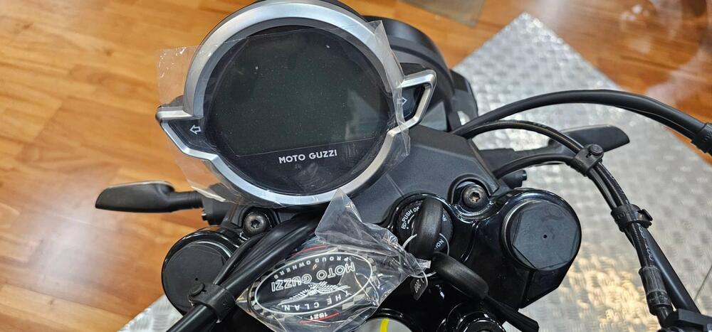 Moto Guzzi V7 Stone (2021 - 24) (3)