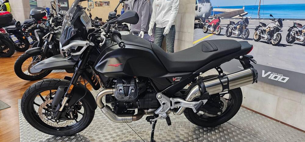 Moto Guzzi V85 Strada (2024)