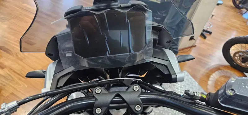 Moto Guzzi V85 Strada (2024 - 26) (4)