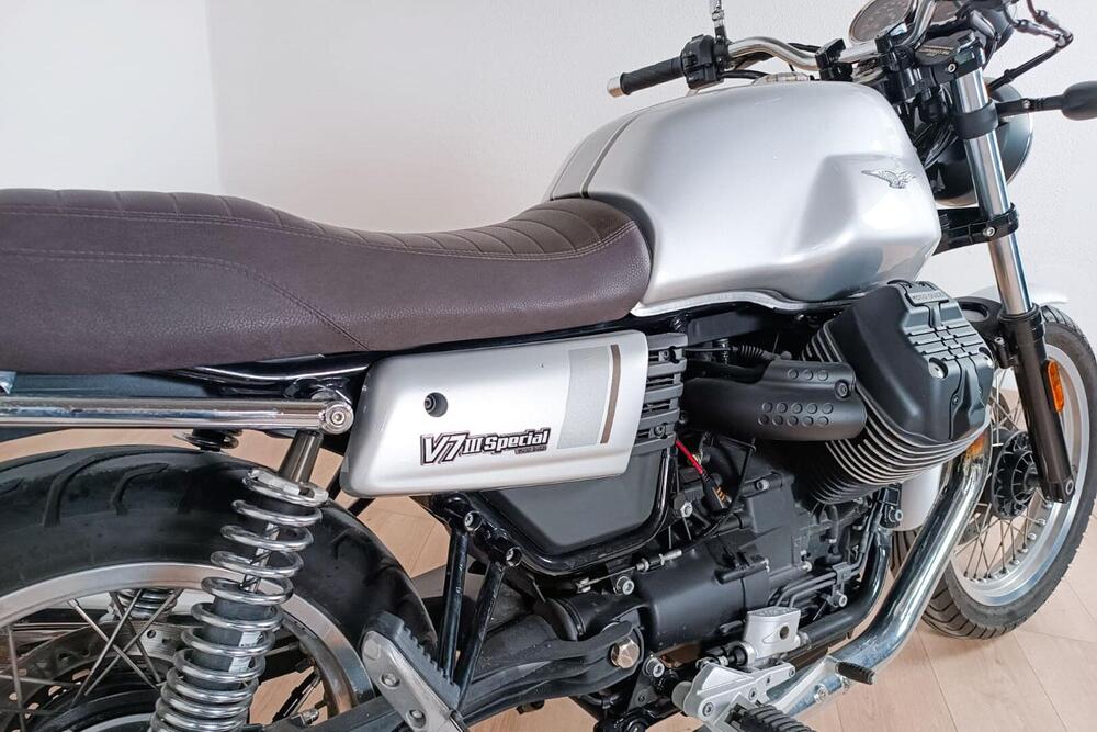 Moto Guzzi V7 III Special (2017 - 20) (4)