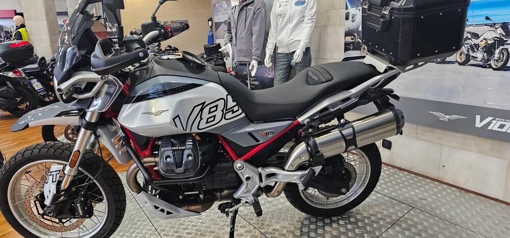 Moto Guzzi V85 TT (2024) (5)