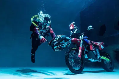 Rally POV presenta la Honda 450 HRC "clienti" per la sua Dakar a 42 metri di profondit&agrave;