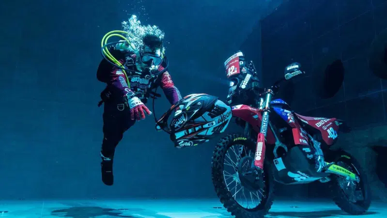 Rally POV presenta la Honda 450 HRC "clienti" per la sua Dakar a 42 metri di profondit&agrave;