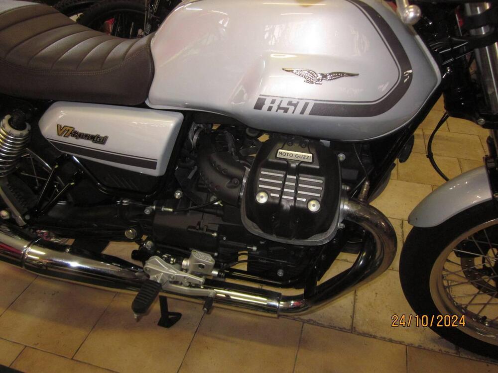 Moto Guzzi V7 Special (2021 - 24) (5)